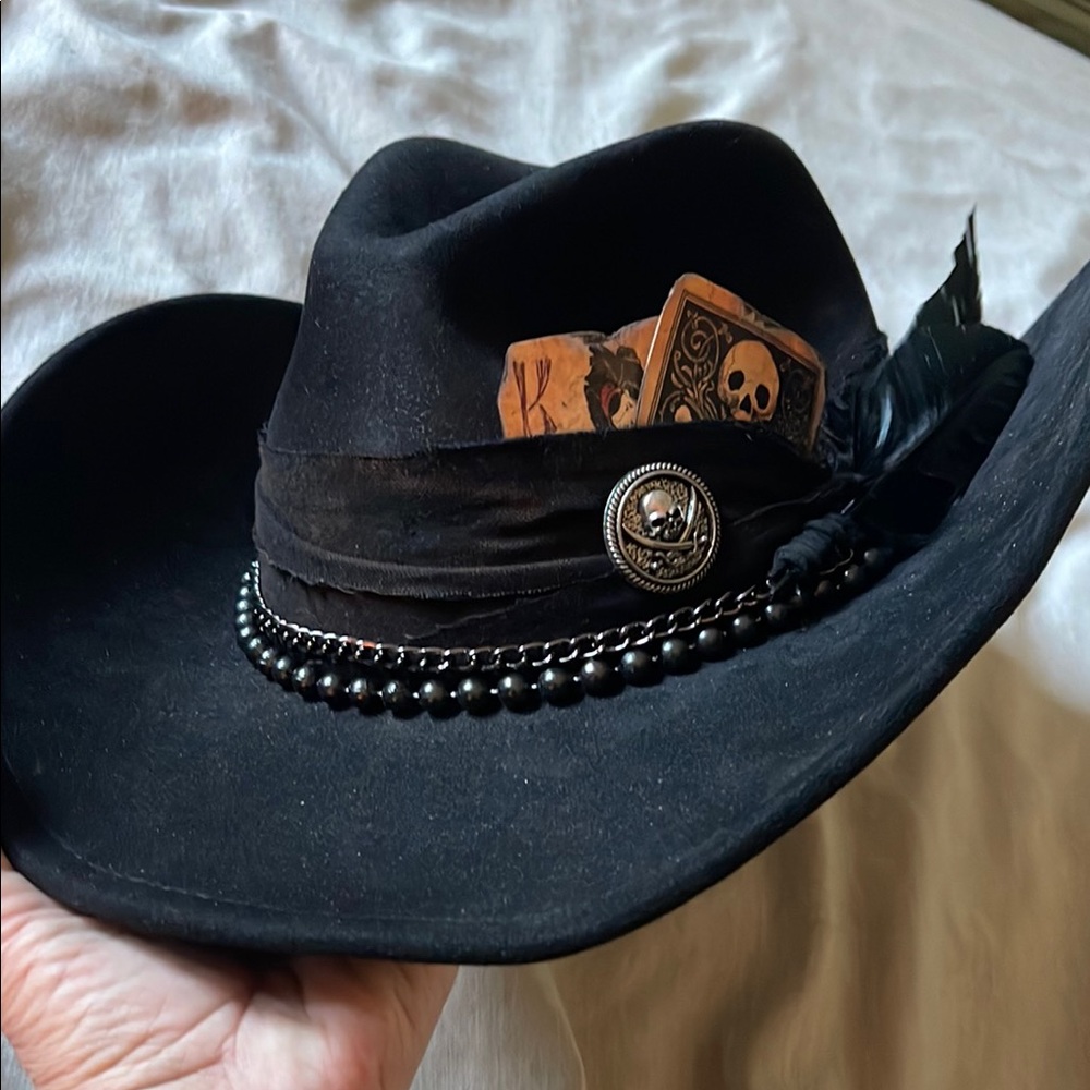 Beautiful Men or women’s Black skull and crossbones hat